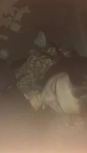 大学生在公厕一边上厕所一边口