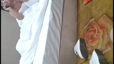 和女同事偷情她老公来电话只能捂住嘴怕被听出来